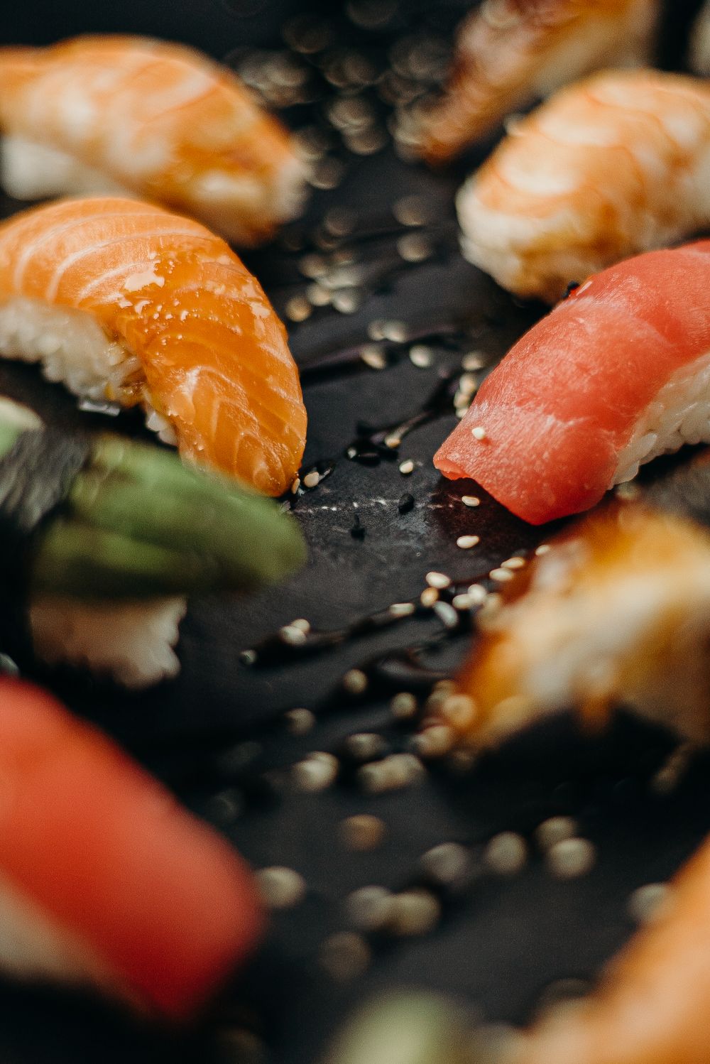 艶やかなサーモンとマグロの握り寿司のアップ