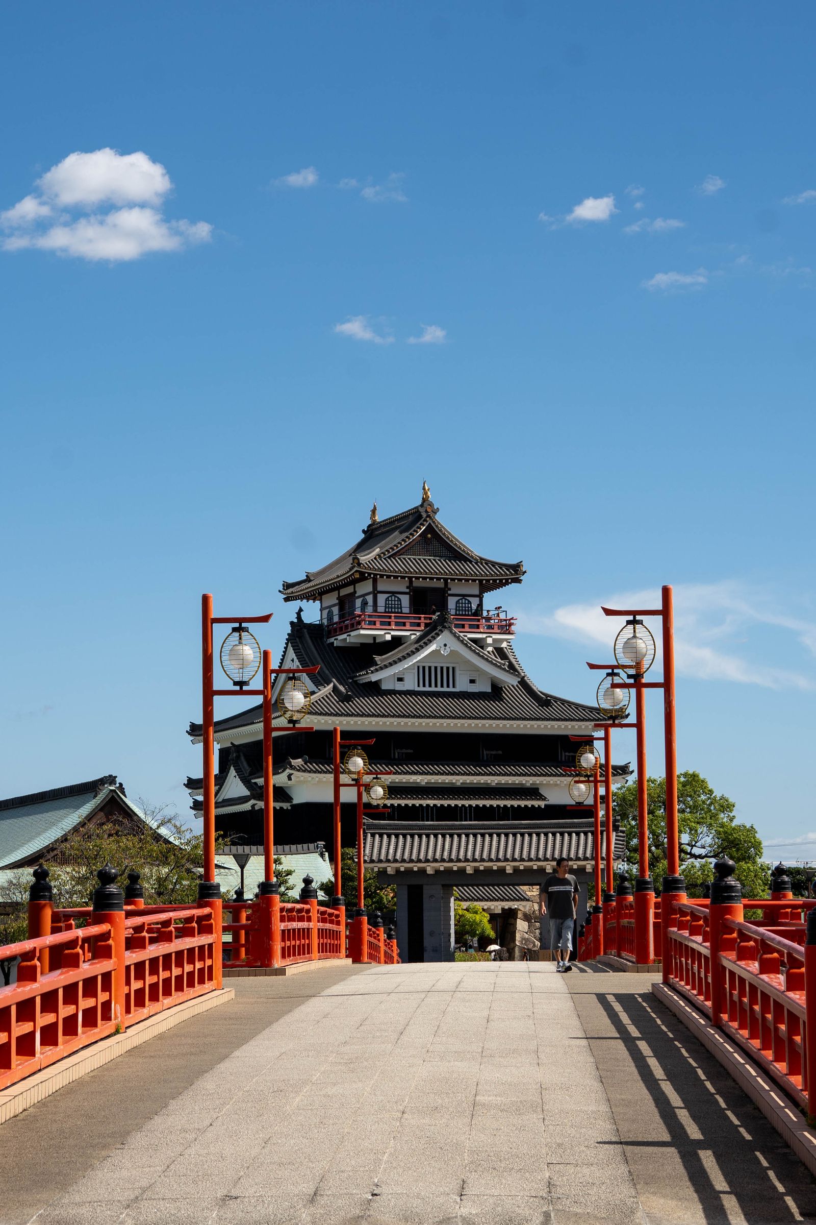 赤い橋の向こうにそびえる小田原城の天守閣