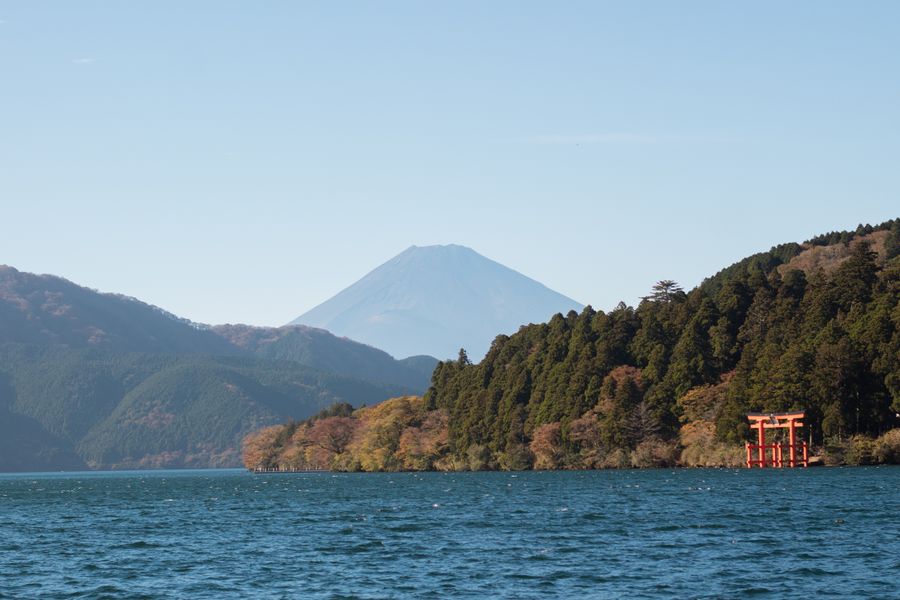 芦ノ湖に立つ赤い鳥居と、その奥に見える富士山