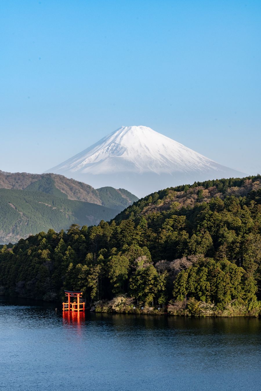箱根から望む雪をいただいた富士山の眺め