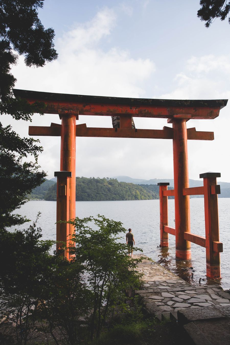 箱根の静かな湖のほとりに立つ朱色の鳥居